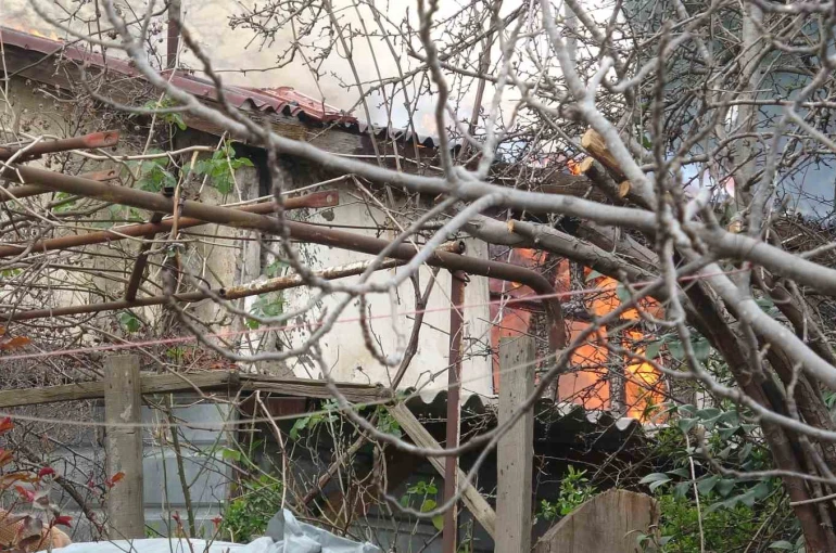 Pendik’te tek katlı ev alevlere teslim oldu