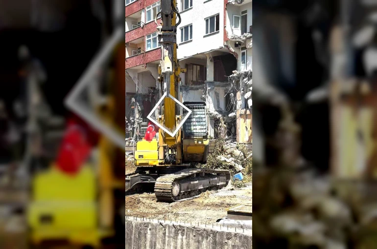 Pendik’te yıkım sırasında dikkat çeken hassasiyet: Kepçe operatörü Türk Bayrağı için çalışmayı durdurdu