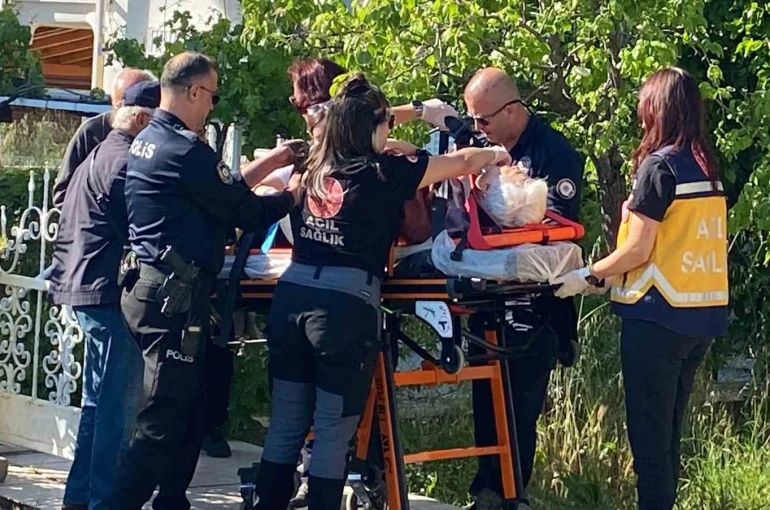 Perde takarken düşen yaşlı kadın hastanelik oldu 