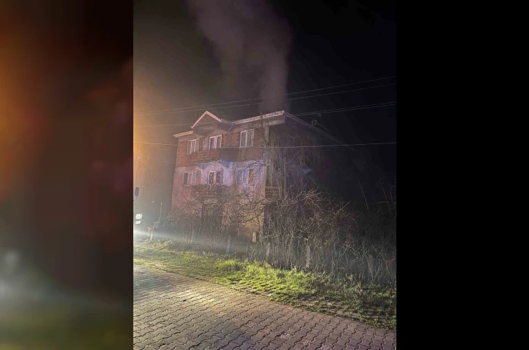 Perşembe’de çatı alevlere teslim oldu