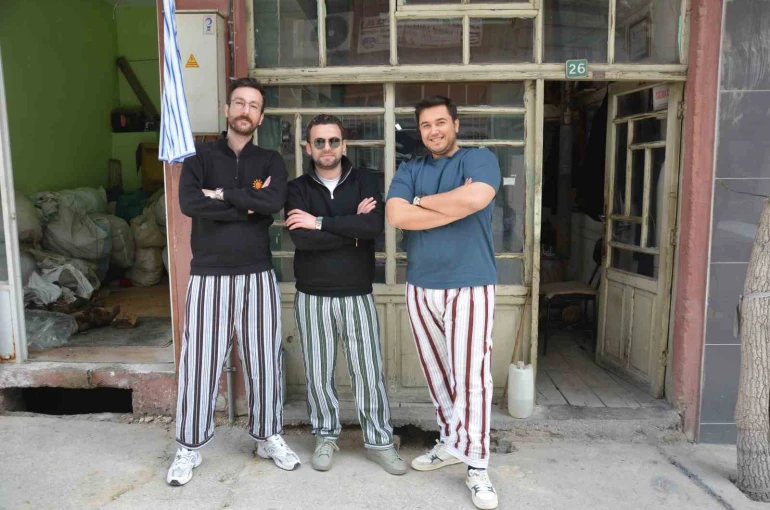 Pijamaları giyip geçmişe yolculuk yaptılar