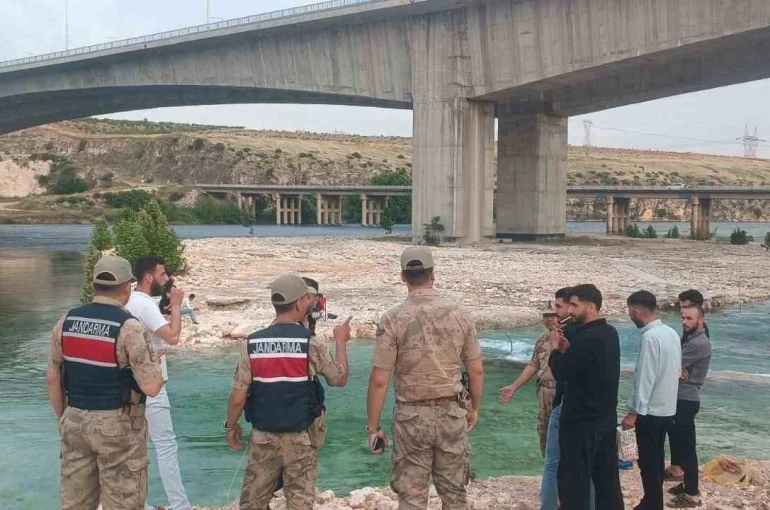 Piknik yapan 8 kişi sular yükselince mahsur kaldı