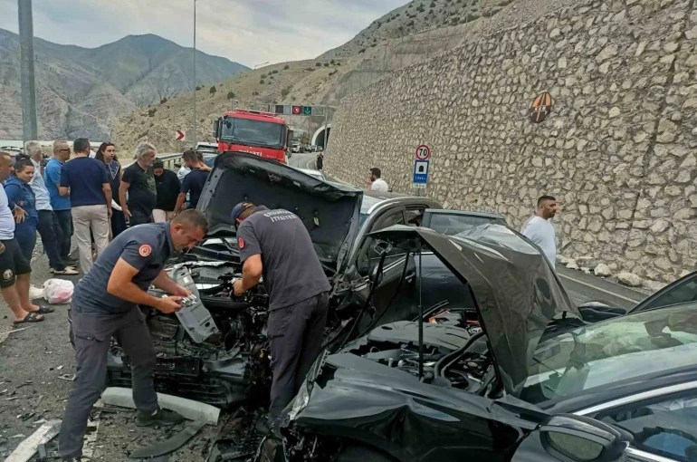 Pirinkayalar Tüneli çıkışında otomobiller kafa kafaya çarpıştı: 4 yaralı
