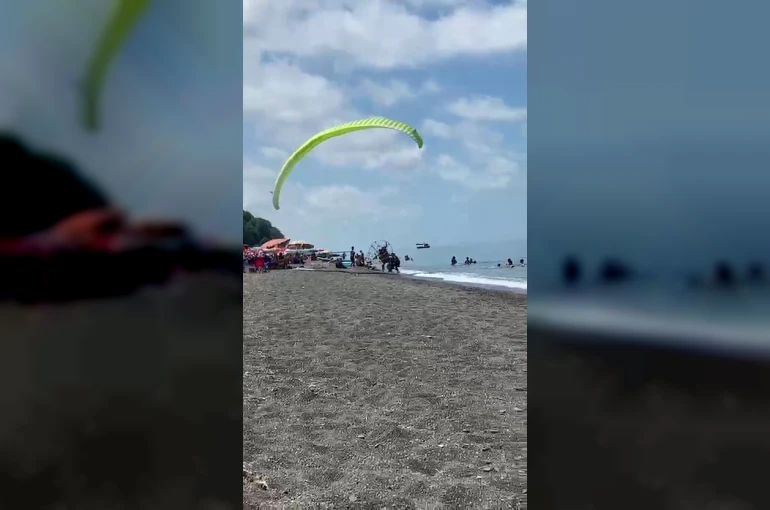Plajda kontrolden çıkan motorlu paraşüt kalabalığa daldı: 3 yaralı