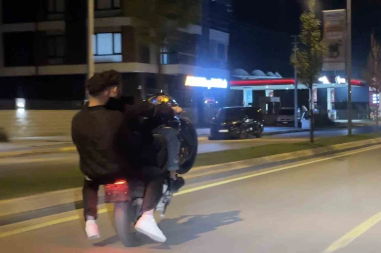 Plaka yok, kask yok: 3 kişi tek motosiklete bindi ön kaldırıp şov yaptı 