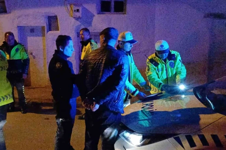 Plakasız otomobille polisten kaçtılar, duvara çarpınca yakalandılar