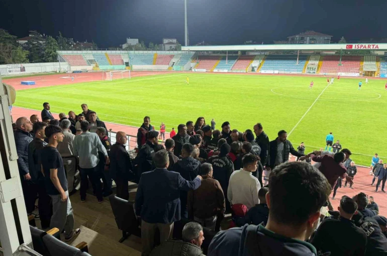 Play-off maçında tansiyon yükseldi, protokol tribününde kavga çıktı