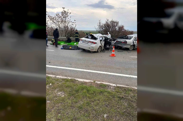 Polatlı’da iki otomobil kafa kafaya çarpıştı: 4 ölü