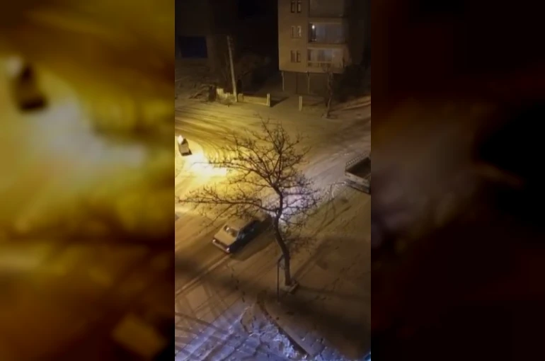 Polatlı’da kar yağışı yolları buz pistine çevirdi