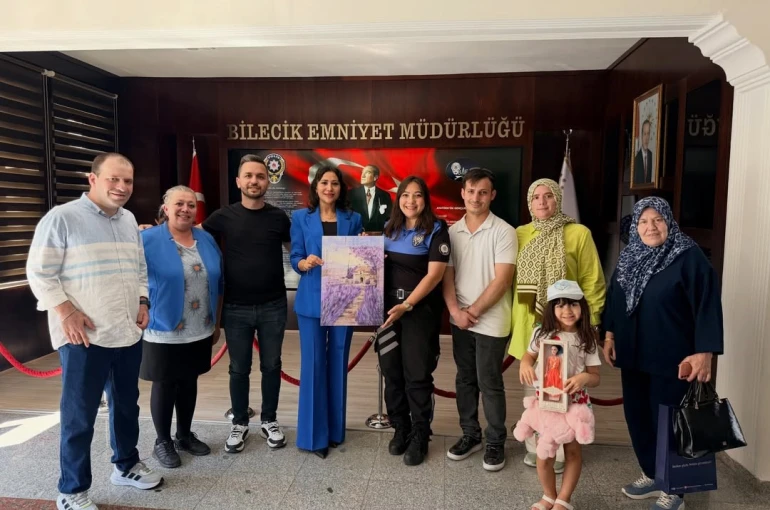 Polis çifte anlamlı veda