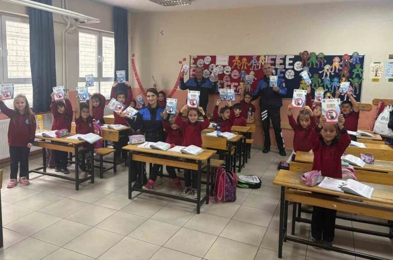 Polis ekipleri, anaokulu ve ilkokulu öğrencilerine eğtim verdi