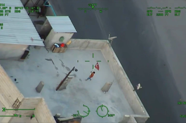 Polis helikopterini Türk bayrağıyla selamlayan çocuk ilgi odağı oldu
