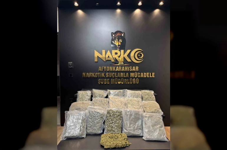 Polis kolilerle taşınan 9 kilogram uyuşturucu madde ele geçirdi