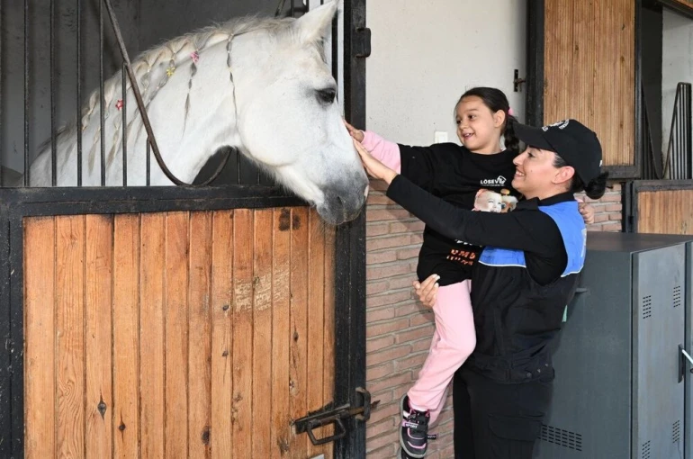 Polis lösemi hastası çocuklara at sevdirip, birlikte balon uçurdu 