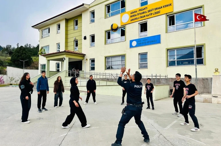 Polis, öğrencilerin voleybol heyecanına ortak oldu