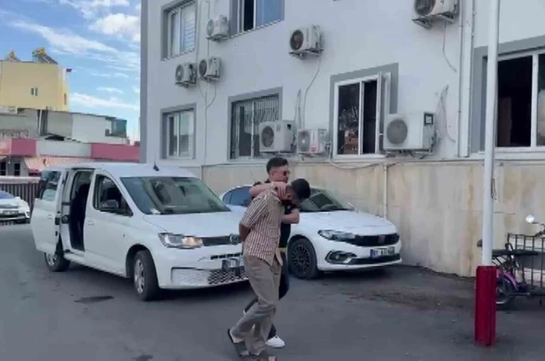 Polis süsü verip çakarla gezdi, havaya ateş açıp çocukların üzerini aradı