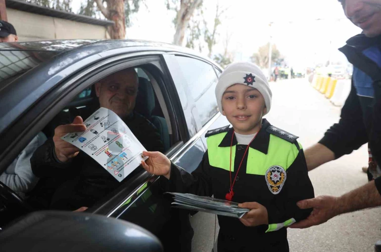 Polis ve jandarma kamuflajı ile denetim yapan depremzede çocuklar yürekleri ısıttı