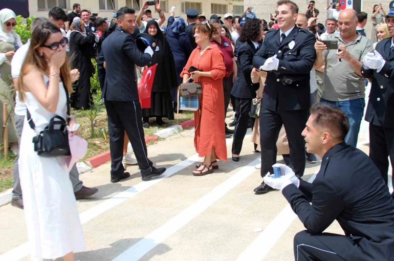 Polis yemin töreninin ardından sürpriz evlilik teklifi