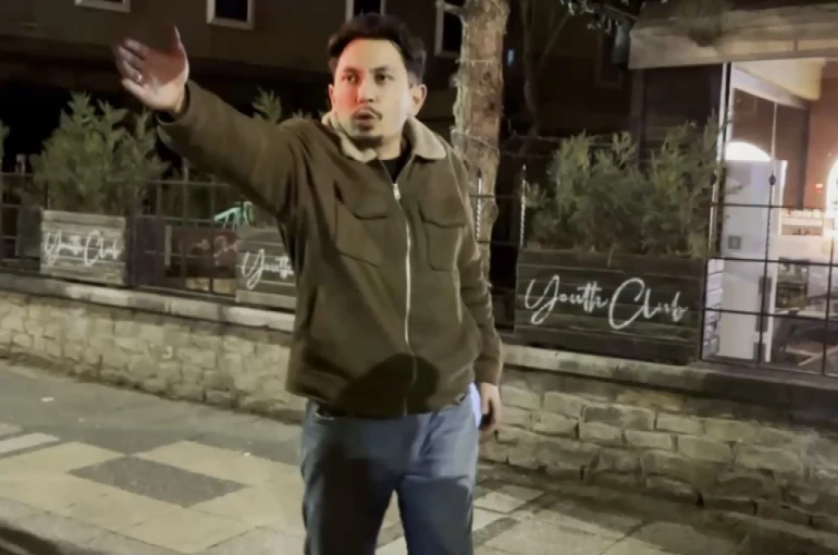Polise zor anlar yaşattı, gazeteciyi görünce "Çekin beni" dedi