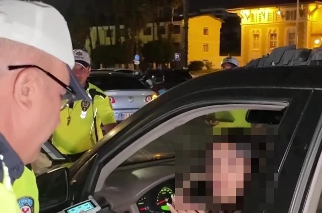 Polisi ezmeye çalıştığı iddia edilen yabancı uyruklu sürücü tutuklandı 