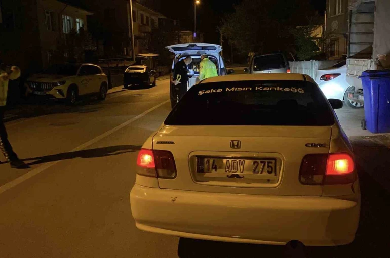 Polisi görünce aracını çalışır vaziyette bırakıp kaçtı