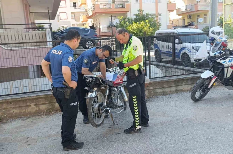 Polisi karşısında görünce motosikleti bırakıp kaçtı