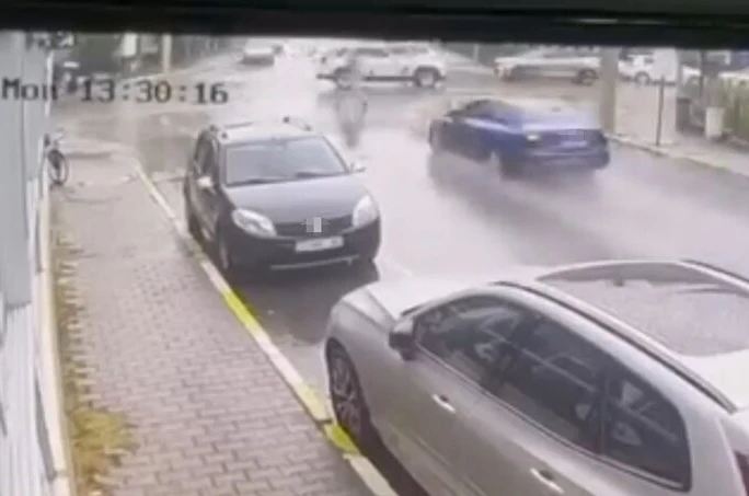 Polisin ’dur’ ihtarına uymayan sürücü önce yayalara, ardından araçlara çarptı