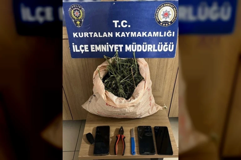 Polisin ’dur’ ihtarına uymayarak kaçan 3 kişinin üzerinden uyuşturucu çıktı