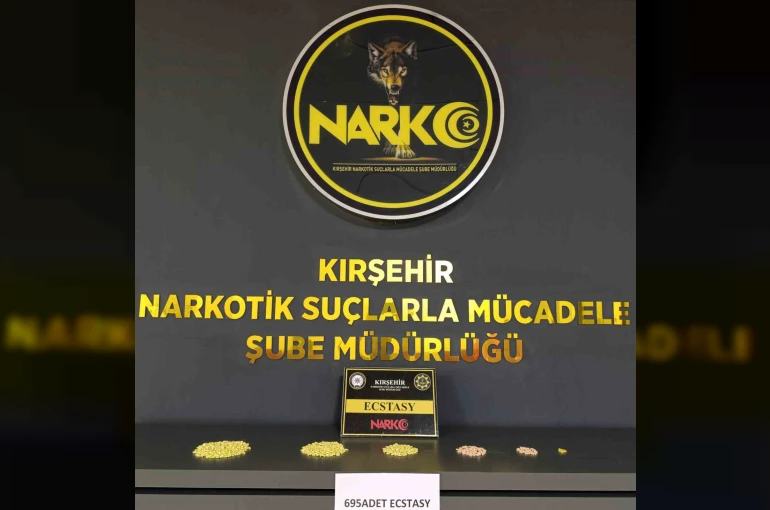 Polisin durdurduğu araçta uyuşturucu hap ele geçirildi