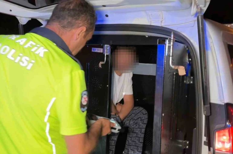 Polisin ehliyet ve kimlik istediği alkollü sürücü, "150 TL param var" dedi