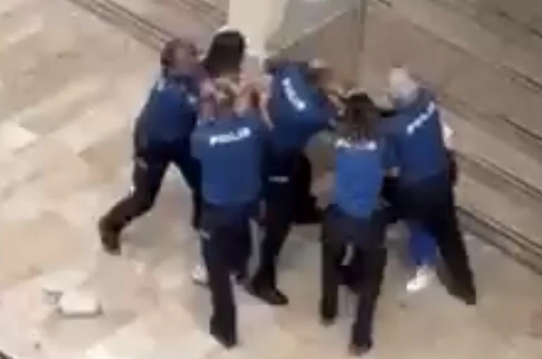 Polisin önünde kadın kavgası