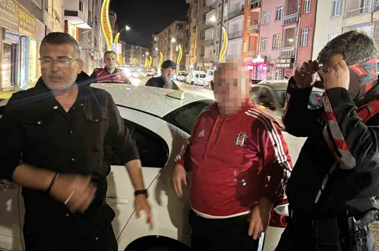Polisin yağmur altında alkollü sürücü ve arkadaşı ile imtihanı kamerada