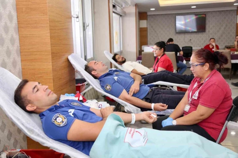Polisler kan bağışına dikkat çekti