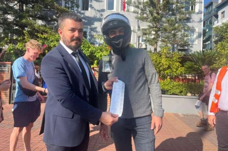 Polisler şaşırttı! Önce ceza, sonra hediye verdiler