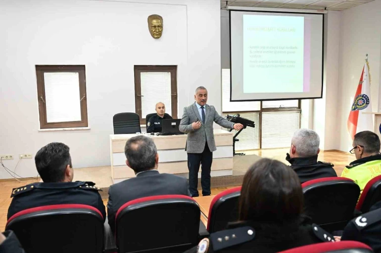 Polislere etkili iletişimde protokol ve nezaket