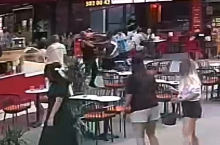 Polisten kaçan şüpheliyi tek yumrukla yere serdi