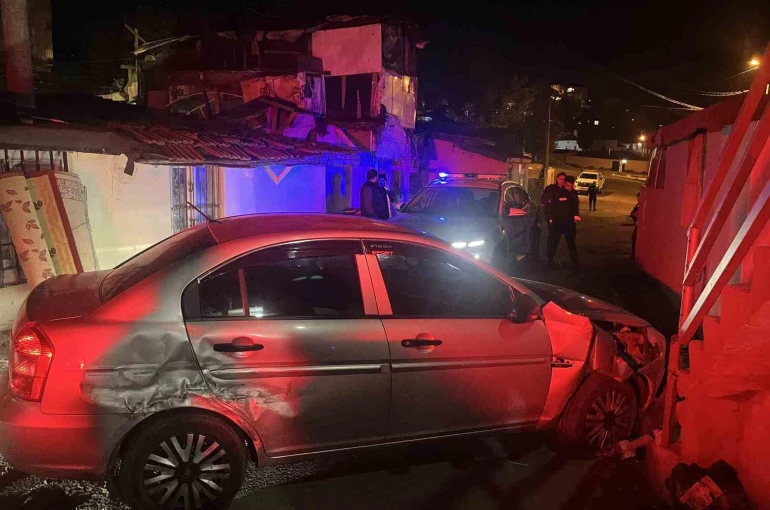 Polisten kaçarken evin merdiven korkuluklarına çarptı