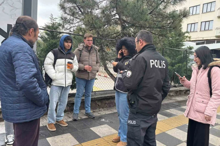 Polisten öğrencilerin yoğun olarak bulunduğu bölgelerde denetim