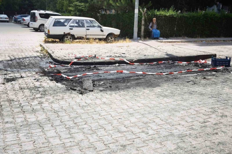 Pompalı tüfekle dehşet saçan şahıs sevgilisi olduğu iddia edilen kadının hem dükkanını hem aracını yaktı