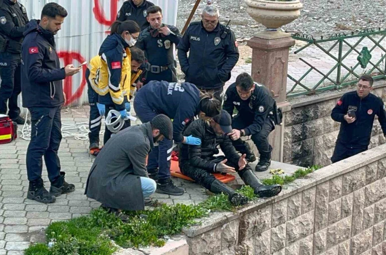 Porsuk Çayı’na düşen şahıs sarkıtılan iple çıkarıldı
