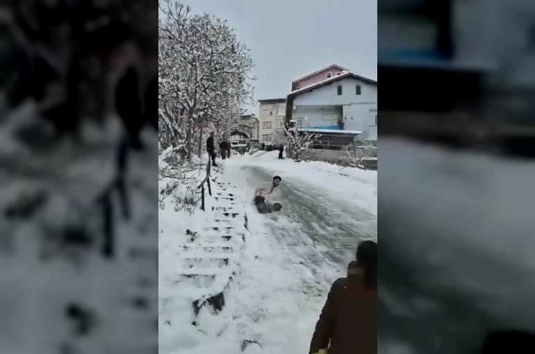 Poşetle kayan gençler hızını alamayarak bahçeye uçtu