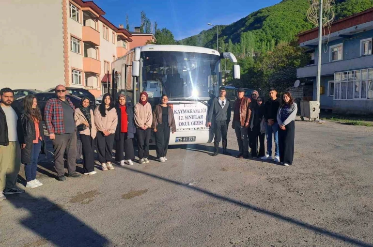 Posof Kaymakamlığı’ndan öğrencilere büyük moral: Rize gezisi düzenlendi