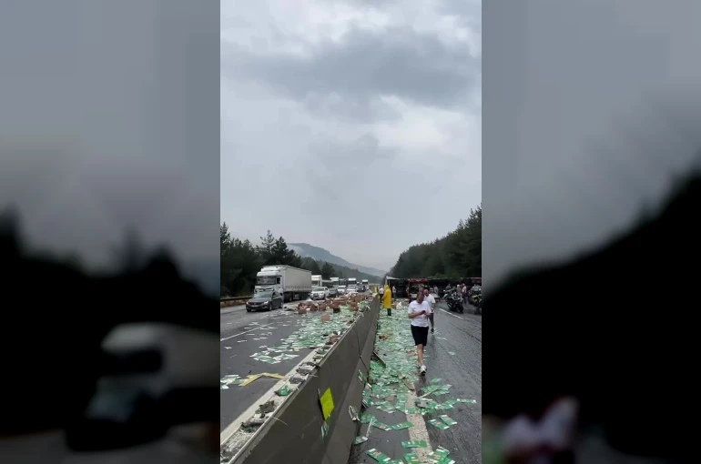 Pozantı-Adana istikameti tır devrilmesi nedeniyle trafiğe kapandı