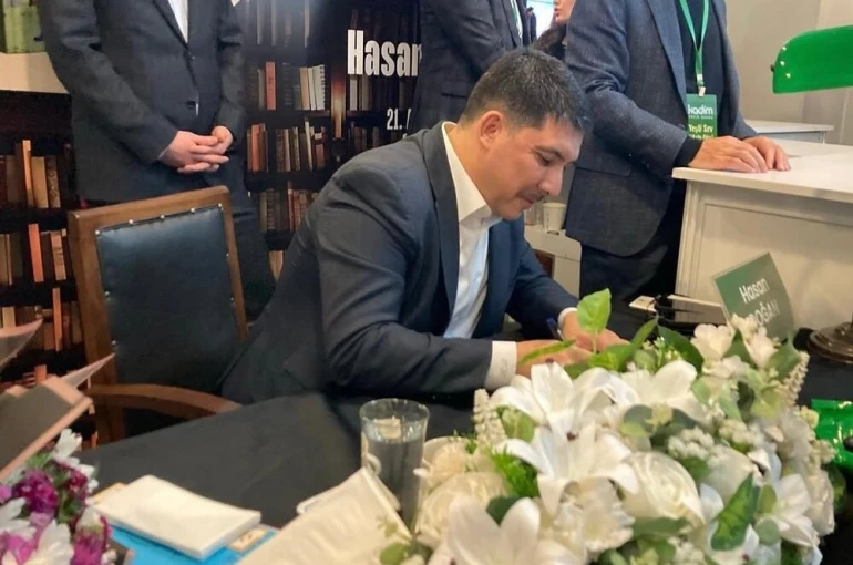 Prof. Dr. Hasan Doğan, Ankara Kitap Fuarı’nda okurlarıyla buluştu