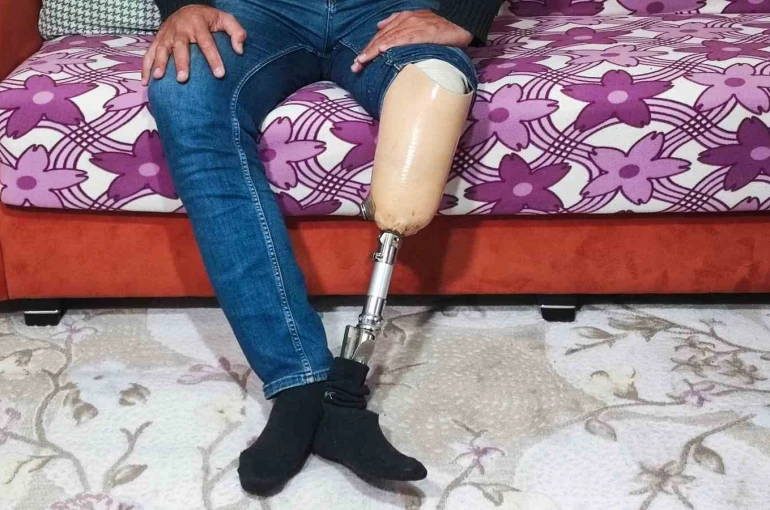 Protez bacaklı adam alacağını almak için IBAN verdi, cezaevine girip işinden oldu