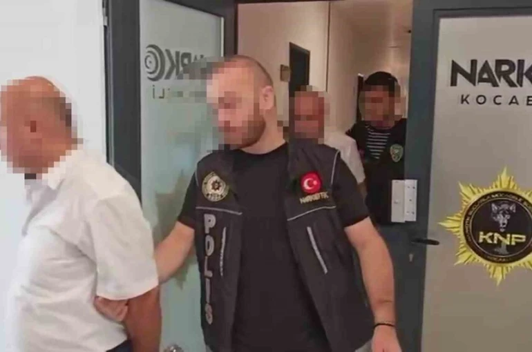 Pul biber içine zulalanmış eroin ele geçirilmişti, 2 şüpheli tutuklandı