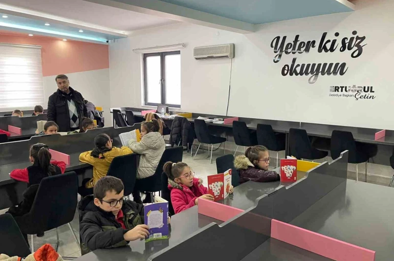 Pursaklar Belediyesi, kitap okuma etkinliğinde ilkokul öğrencilerini ağırladı