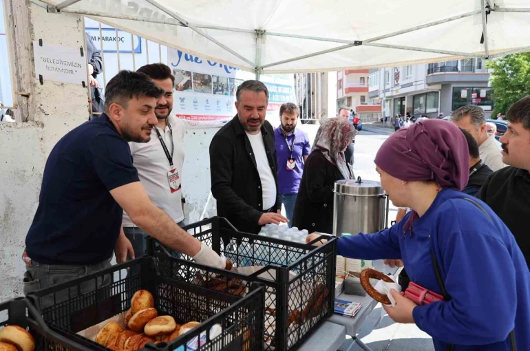 Pursaklar Belediyesi’nden YKS’ye giren adaylara ve ailelerine çay eşliğinde simit ve poğaça