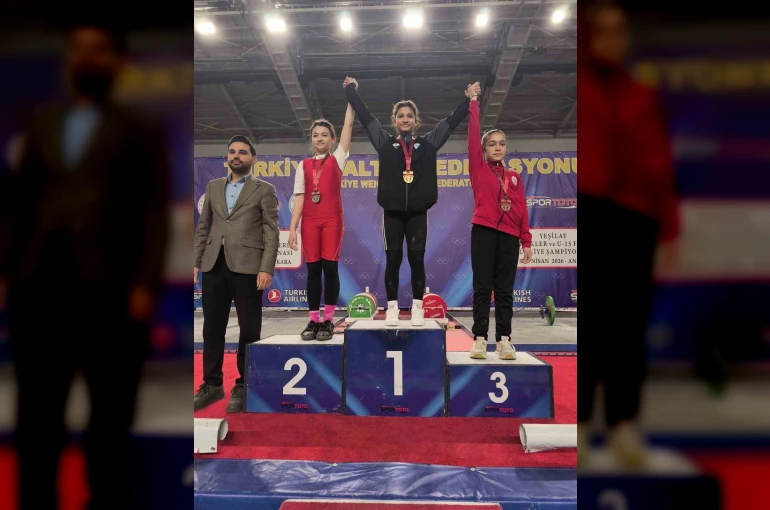 Pursaklar Belediyespor sporcusu Zümra Yurtseven, U15 Türkiye Halter Şampiyonası’nda şampiyonu oldu