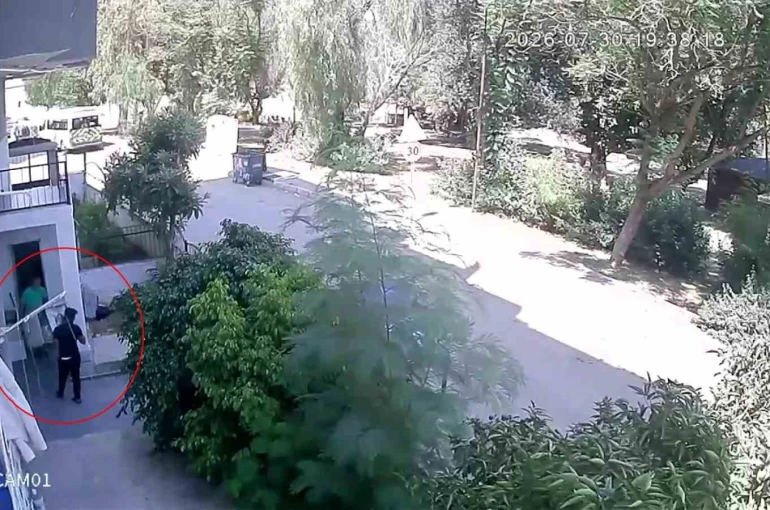 Rahat tavırlarıyla önce evi kontrol etti, sonra endüstriyel buzdolabını çaldı